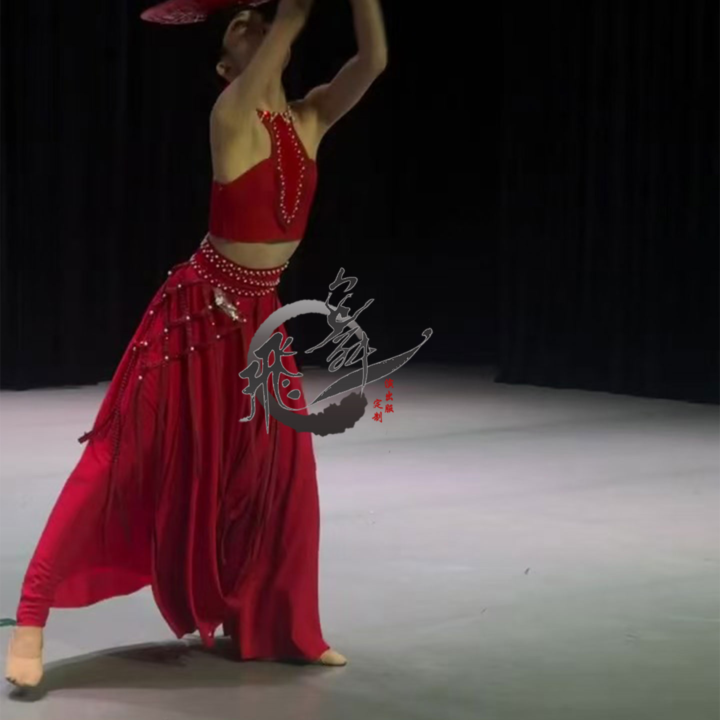 新款傣族舞蹈演出服：彩云之南的灵动之美，修身包臀大裙摆让你成为舞台焦点