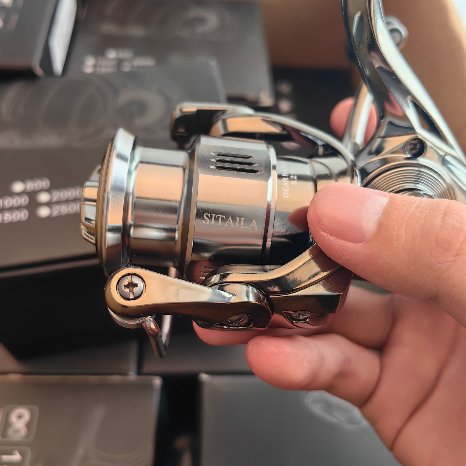 国产斯泰拉纺车轮路亚全金属斜口浅线杯远投泛用微物无间隙渔轮：开启你的垂钓新纪元！