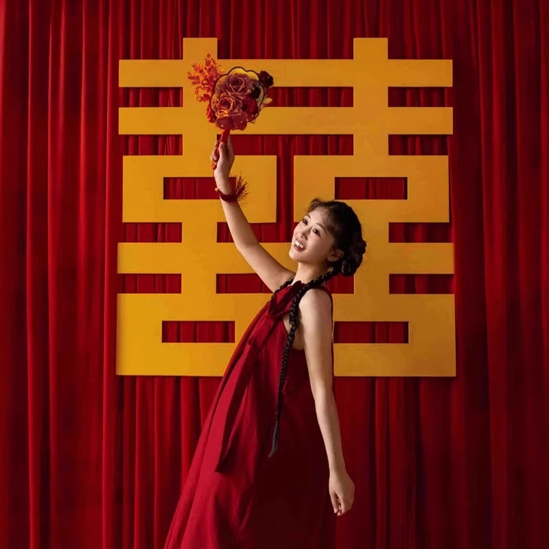 复古酒红帷幔+金色喜字：打造梦幻婚礼现场布置攻略！