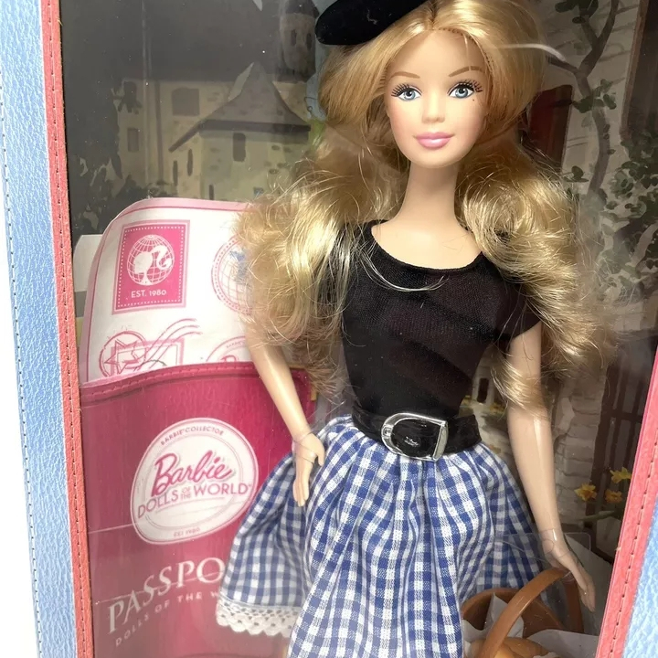 芭比护照系列之法国娃娃Barbie France Passport 2012：一场穿越时空的法式风情之旅
