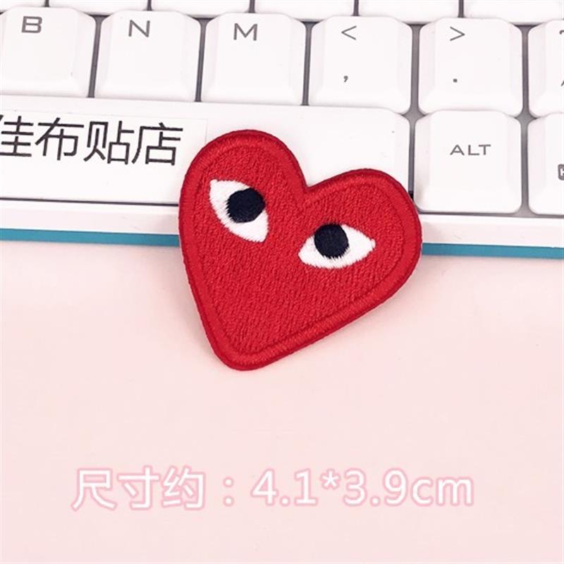 川久保玲的Logo有几种颜色？