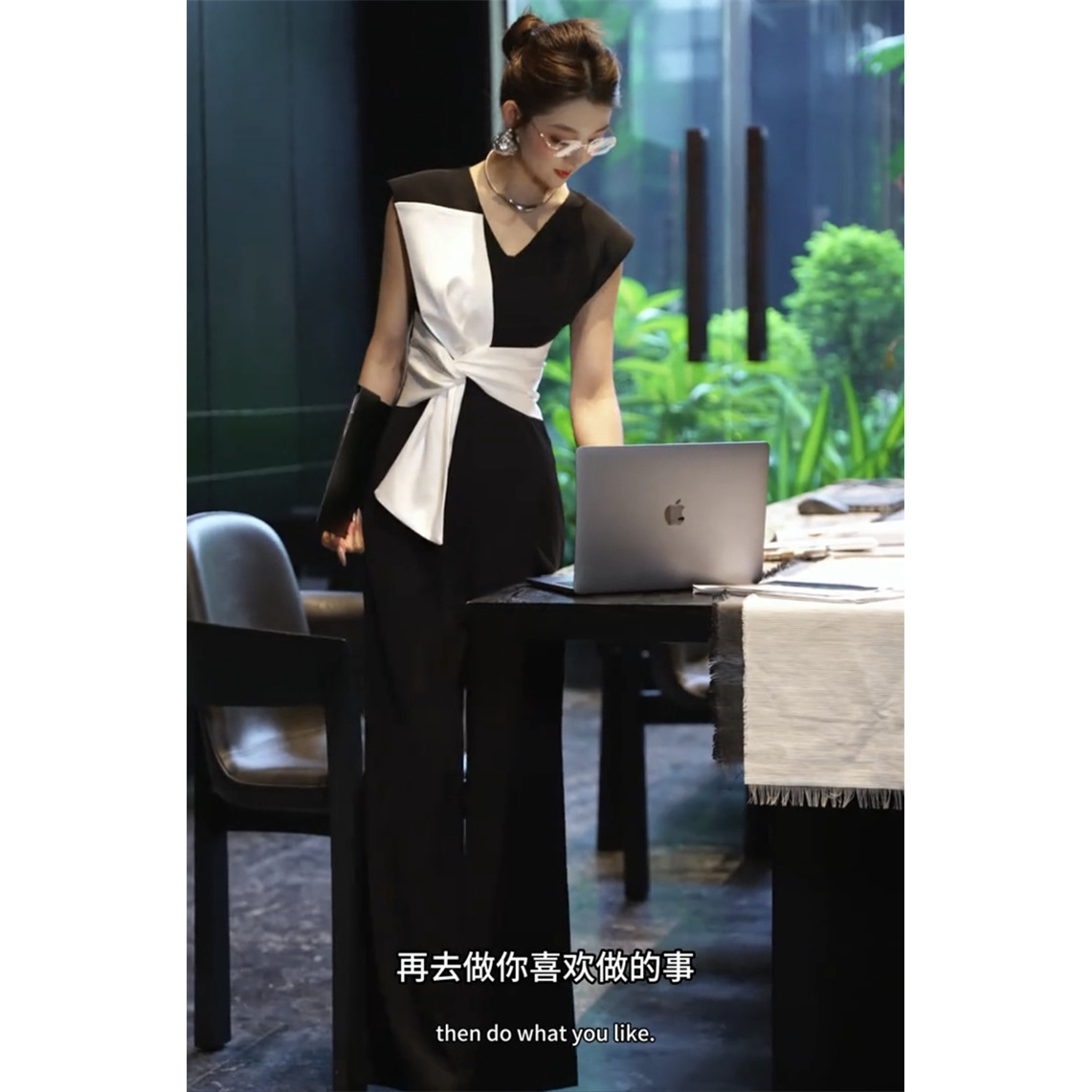 2025年夏季新款紫色韵味V领无袖显瘦连体裤，小众设计长裤一整套，夏日必备！✨