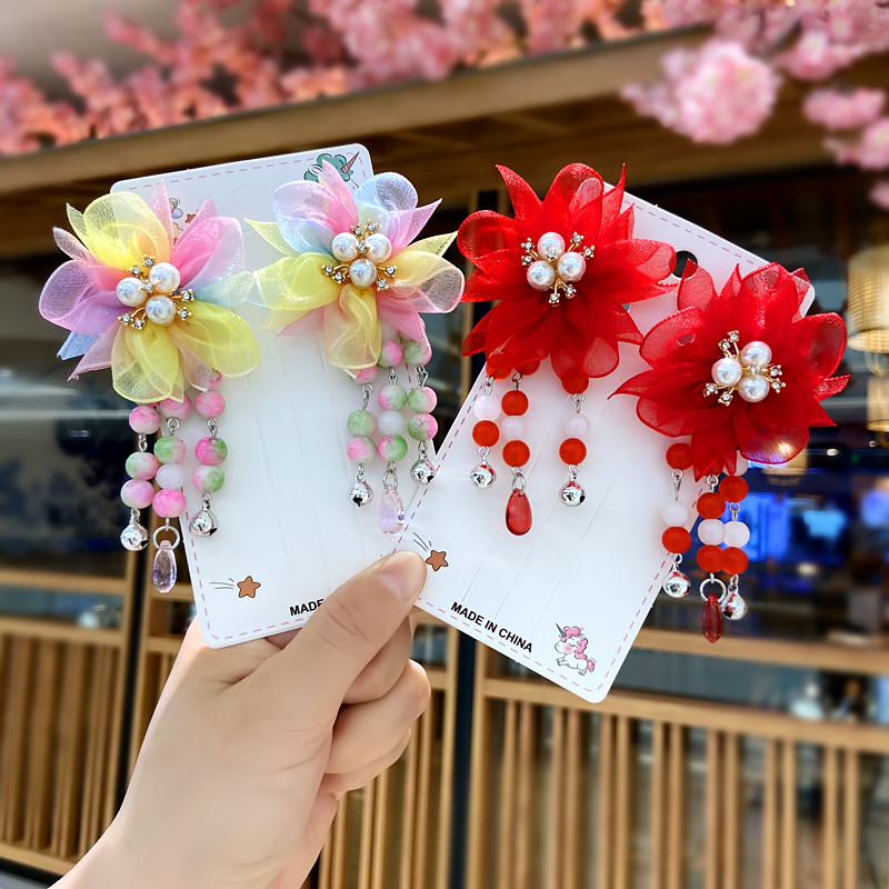 少女的红发卡：不仅仅是发饰，更是个性的象征