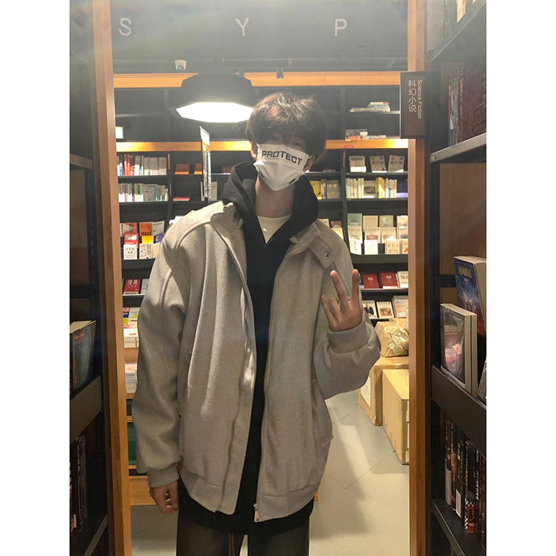 男士棒球服里面穿什么衣服好看？手把手教你搭配秘籍，小确幸到不行！