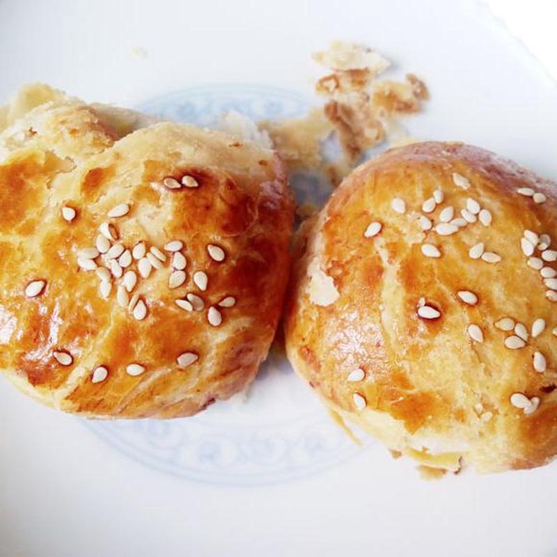 云南昆明经开区店：玫瑰之约吉庆鲜花饼，现烤酥皮玫瑰饼满2盒包邮，甜品界的浪漫新宠！