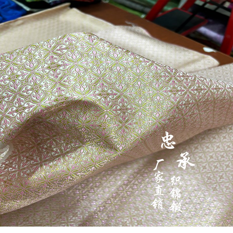 稀有配色仿真丝织锦缎面料新中式外套：传统与现代的完美融合，孩子也能穿出大牌范儿！