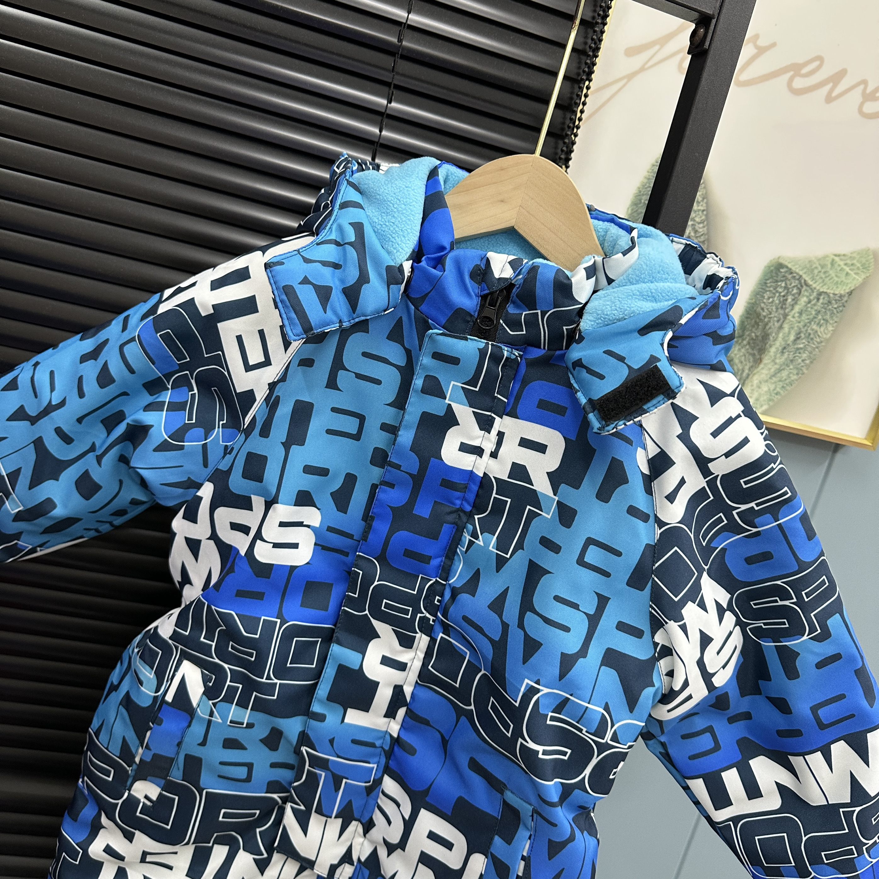 外贸元单厚款滑雪服，洋气儿童棉袄，户外加厚衣服，中小童冬装男宝连体——冬季户外装备升级指南！