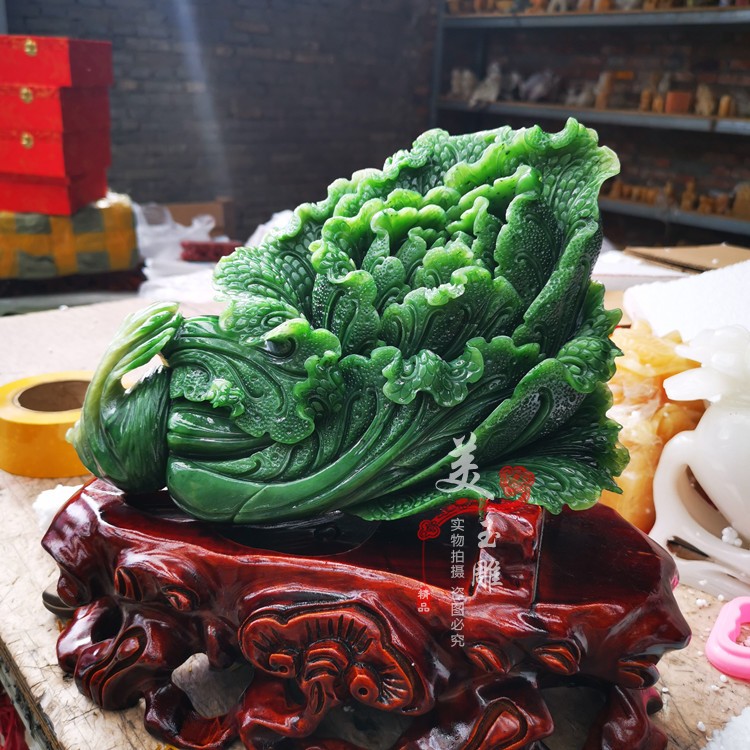 和田玉碧玉白菜摆件：翡翠般的绿色，给你家添一抹自然之美