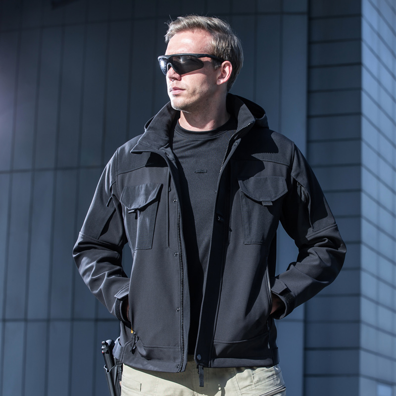 铺路鹰战术软壳圣甲虫机能夹克：硬核潮流，如何成为你的冬日战衣？