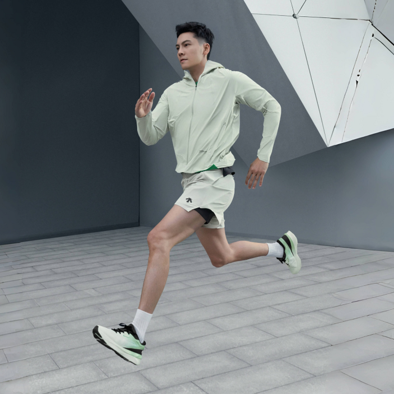 迪桑特DESCENTE男款RUNNING缓震流体鞋：跑步达人的新宠，透气跑鞋的秘密武器！