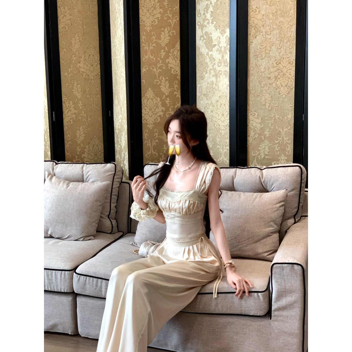 法式甜布蕾缎面蕾丝边吊带背心阔腿裤套装：夏日风情，浪漫来袭！