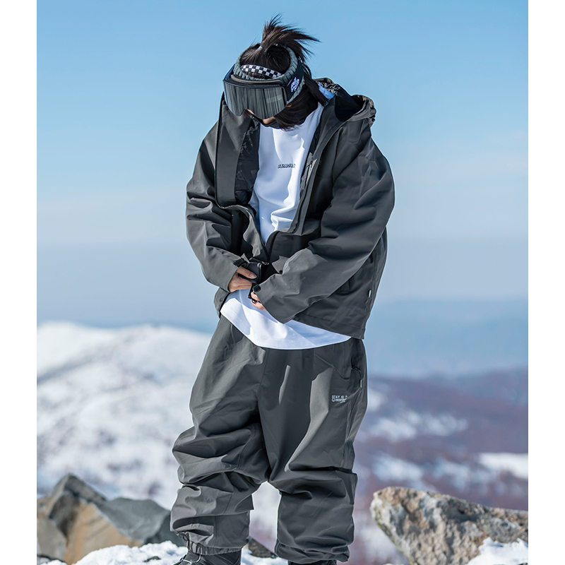 白色滑雪服：户外探险必备，情侣同穿更浪漫！