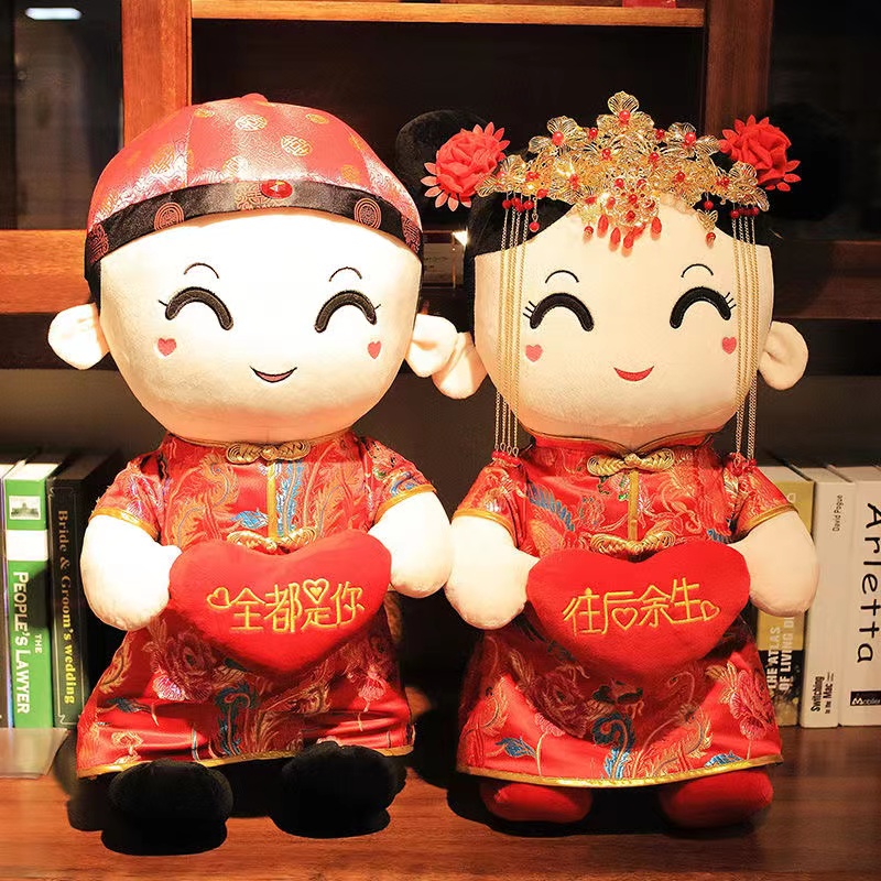压床娃娃一对：结婚用品新潮流，喜字抱枕点亮婚房布置新风尚！