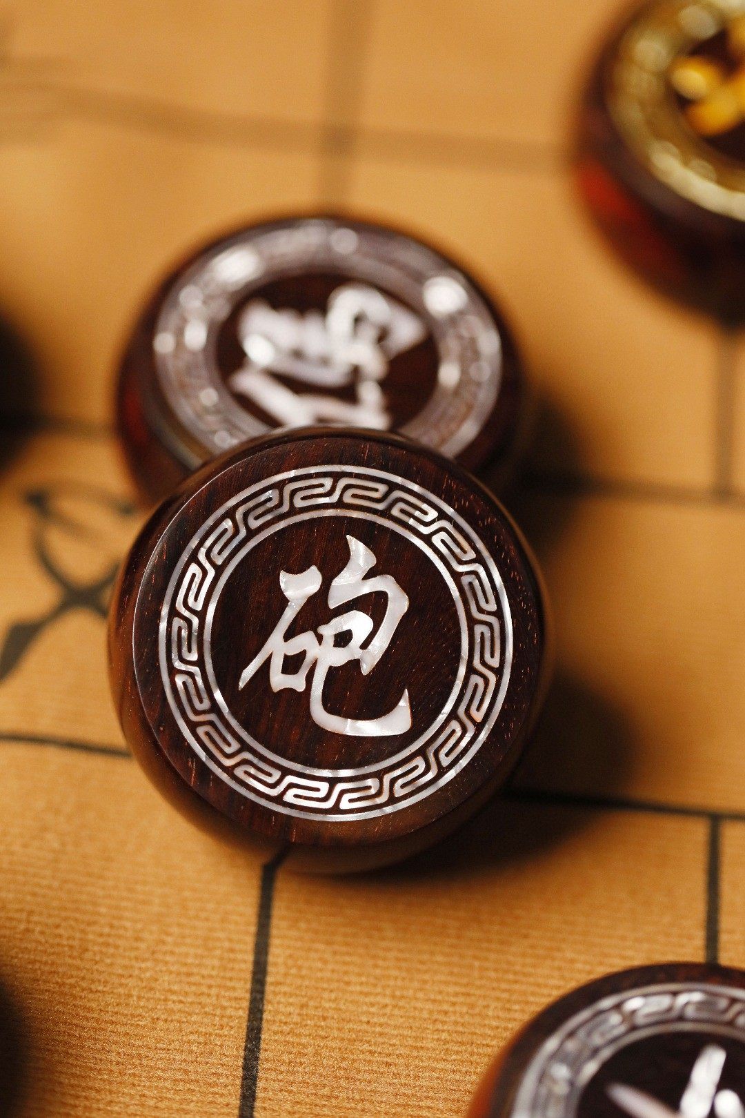 什么样的紫檀去芯老料嵌螺钿中国象棋更适合收藏和送礼?
