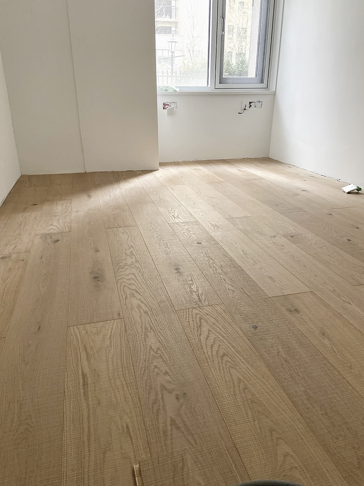锯齿纹中古色1.9米板欧洲橡木纯三层实木地板ENF级锁扣地暖：复古奢华，温暖家居新风尚！