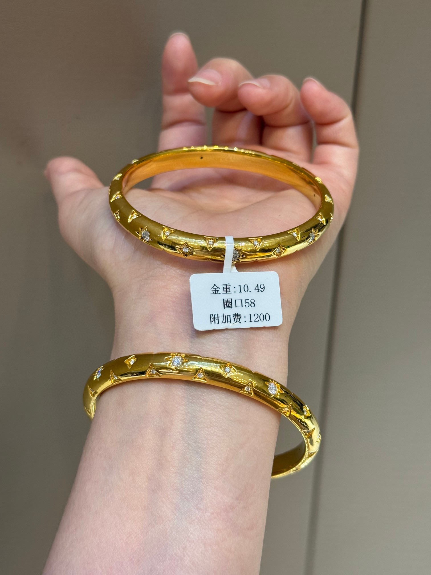 宫廷复古风黄金手镯：999足金古法点钻，宫廷奢华，复古魅力无法抵挡！✨