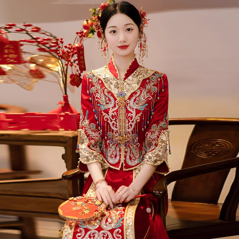 重工盘金绣新娘敬酒服：传统与现代交织的婚典礼服定制艺术