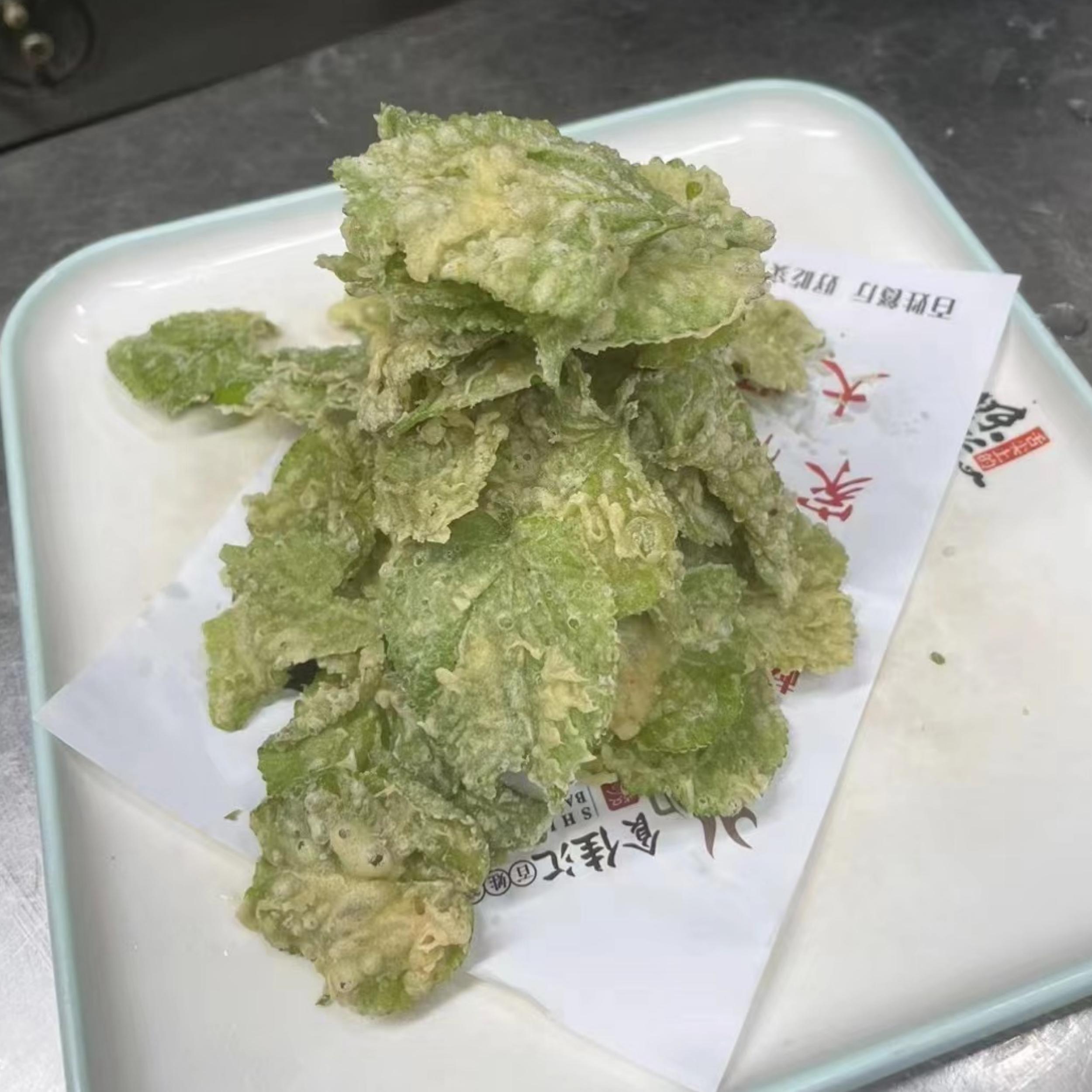 香酥翠叶紫酥叶：一口咬下，满口留香的新鲜桑叶油炸小吃！️