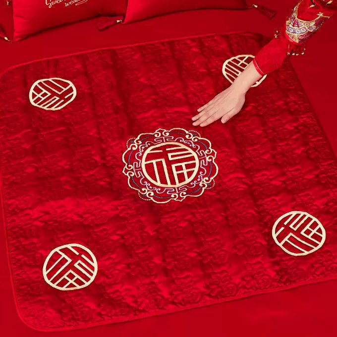结婚新娘坐福大揭秘：床上喜垫子、车上坐垫、百福被，这些婚庆用品你都知道吗？