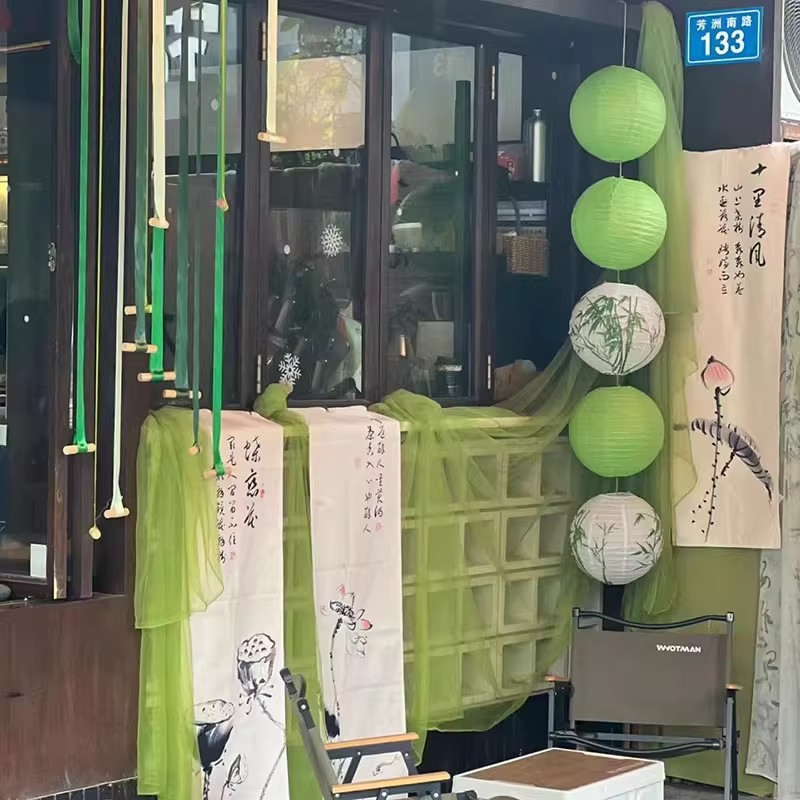 新中式绿色系：夏日婚礼布景油纸伞、竹排、荷花与牛油果绿纱幔，如何打造梦幻氛围?