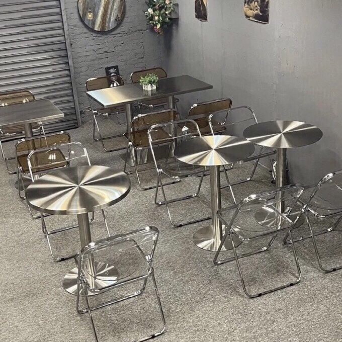 网红潮流奶茶店必备神器：不锈钢小圆桌，挂墙艺术与实用并存的秘密武器！