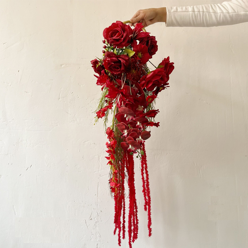 新中式婚礼必备：手铃竹节手环+红色瀑布手捧花，打造古典新娘魅力✨