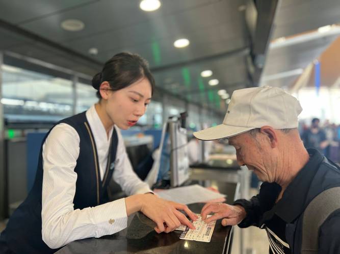 航空服务是怎样的,连接天空与地面的温馨桥梁-第2张图片-职教招生网