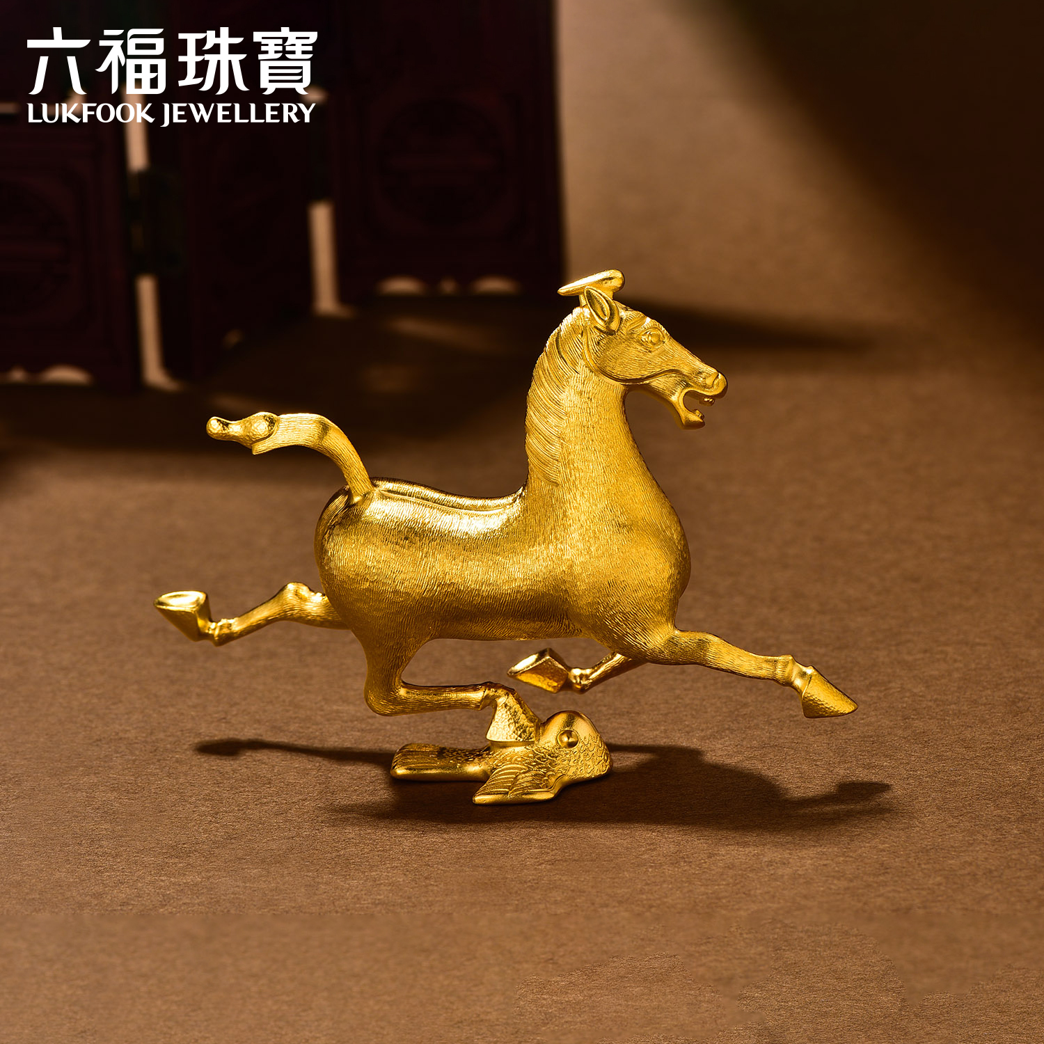 六福珠宝福满传家马踏飞燕黄金摆件，传承经典，匠心独运！✨