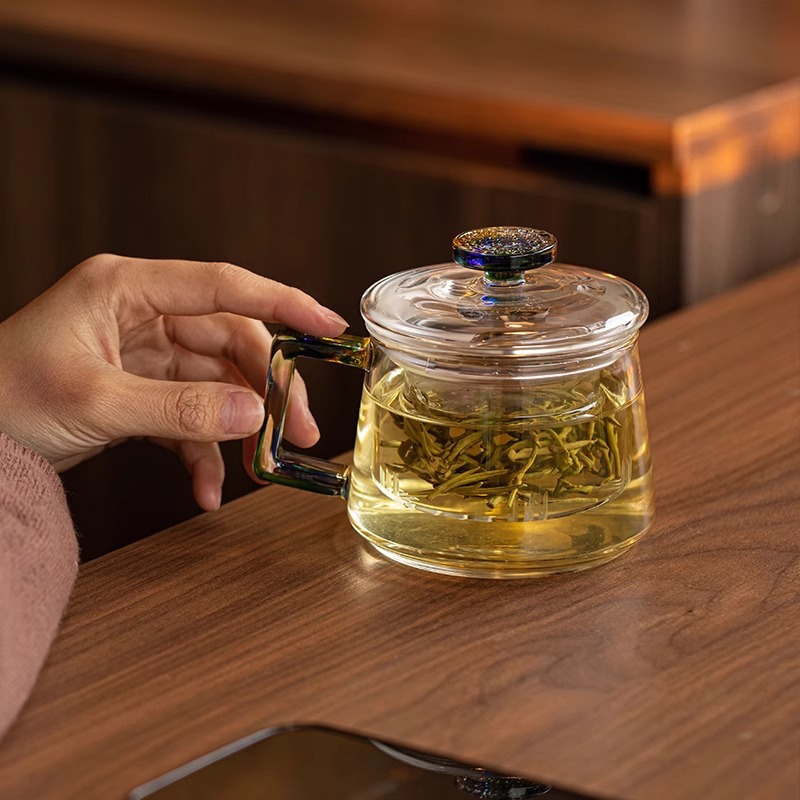 一屋窑简约带把茶水杯：如何选择最适合泡绿茶与花茶的杯子？