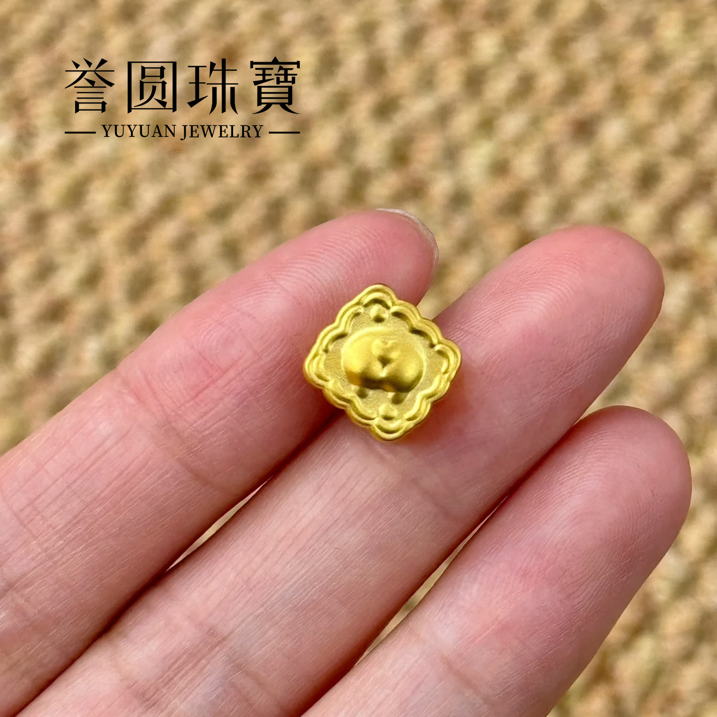 潮宏基x三丽鸥布丁狗：甜品足金串珠黄金吊坠，正版联名女款转运珠5D硬金，甜而不腻的幸运符！