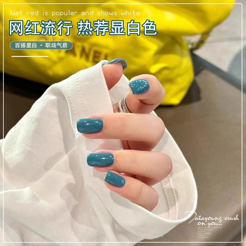 2024夏日美甲趋势：绿松石色指甲油胶，显白蓝绿让你成为焦点！