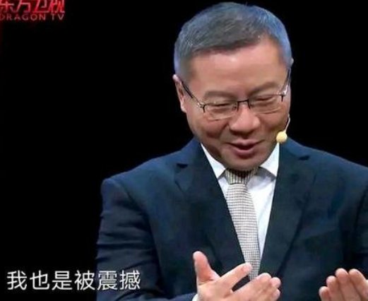 霍金确实不用站起来敬酒，但会看小萝莉解方程式