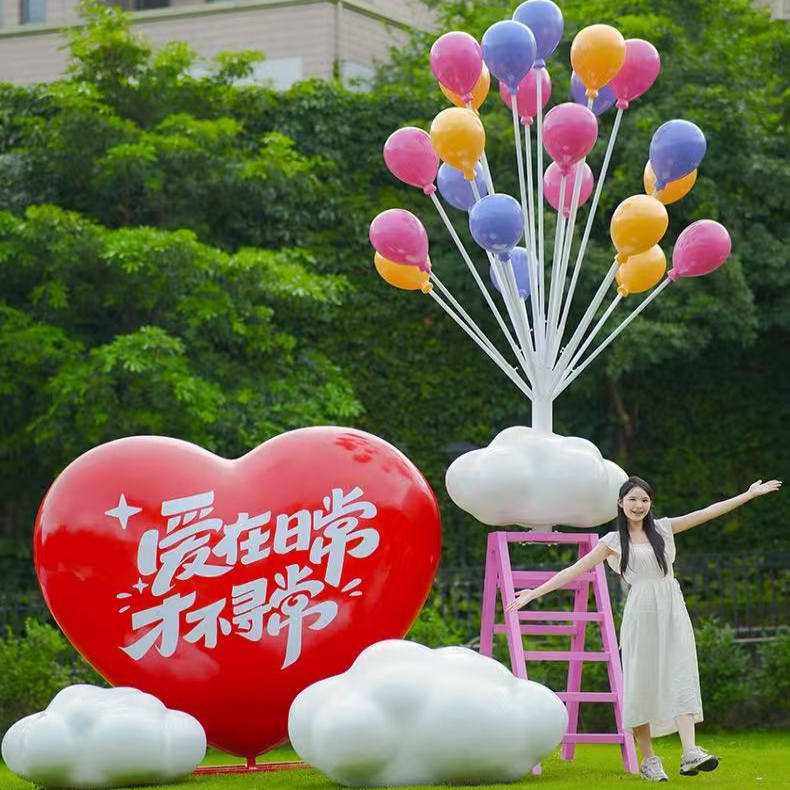 海边打卡必备！爱心雕塑+气球装饰，打造梦幻婚礼拍照区✨