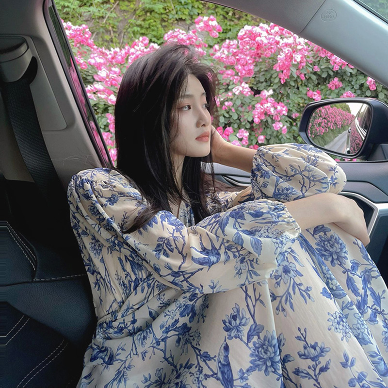 2023夏季小众艺术印花连衣裙：绝美V领灯笼袖，度假风温柔气质必备！