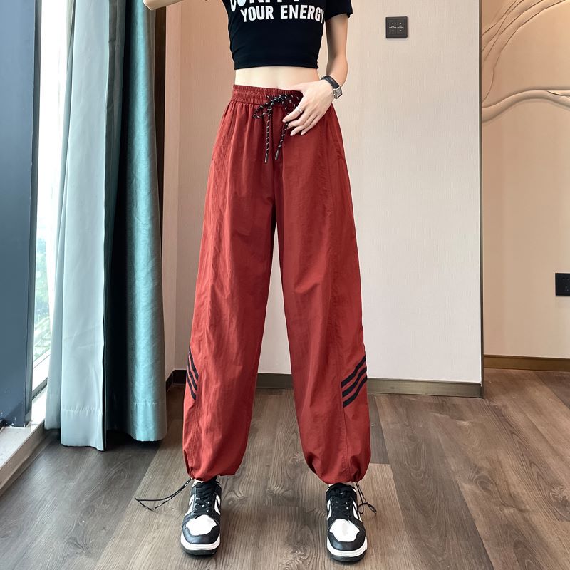 拓路者冲锋衣：户外探险者的时尚装备