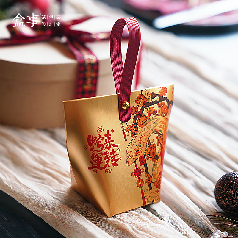 2025蛇年春节手提礼品袋：福袋新年包装袋，喜庆送礼过年伴手礼袋纸袋，让你的礼物更有心意！