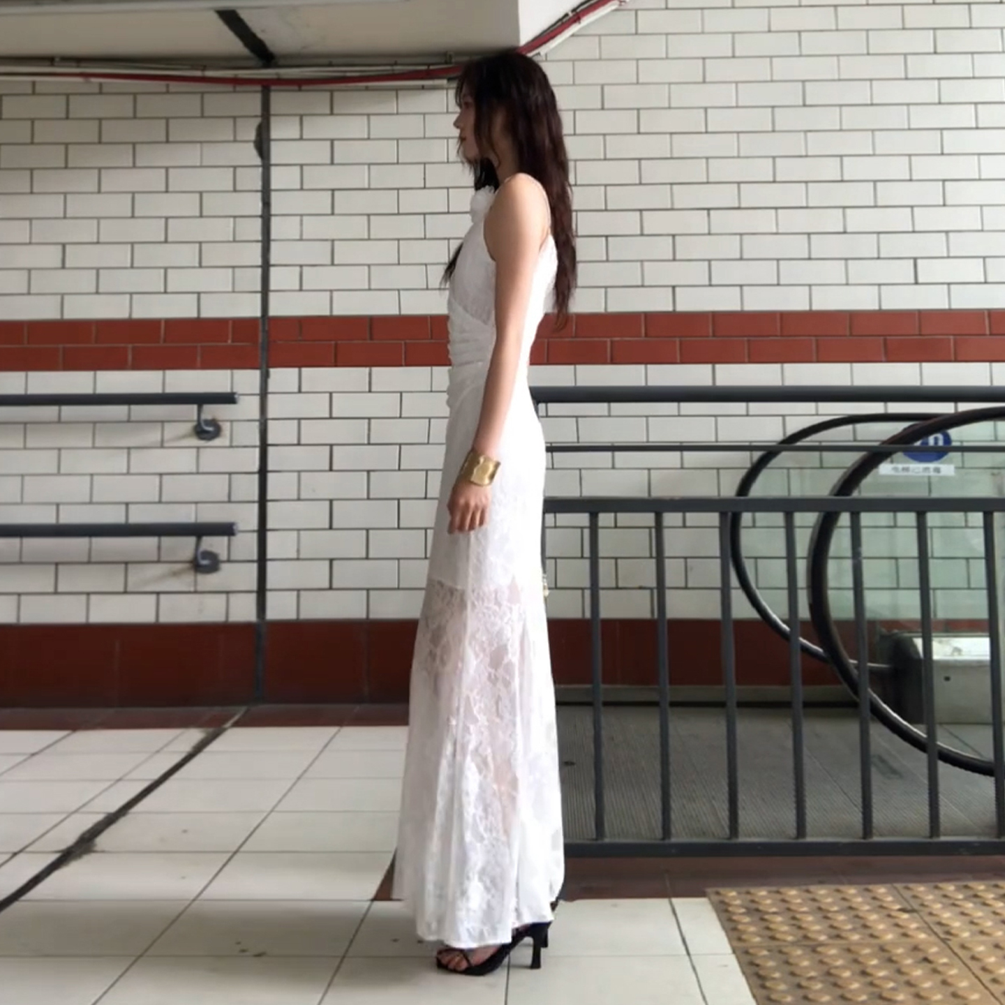 2025夏季法式白色吊带连衣裙：海边度假风长裙，打造高级感女神范儿！