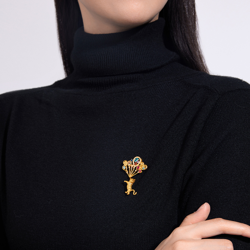 儿童节礼物新风尚：世纪缘古法黄金胸针与女足金气球猫摆件，莫桑镶嵌通勤时尚
