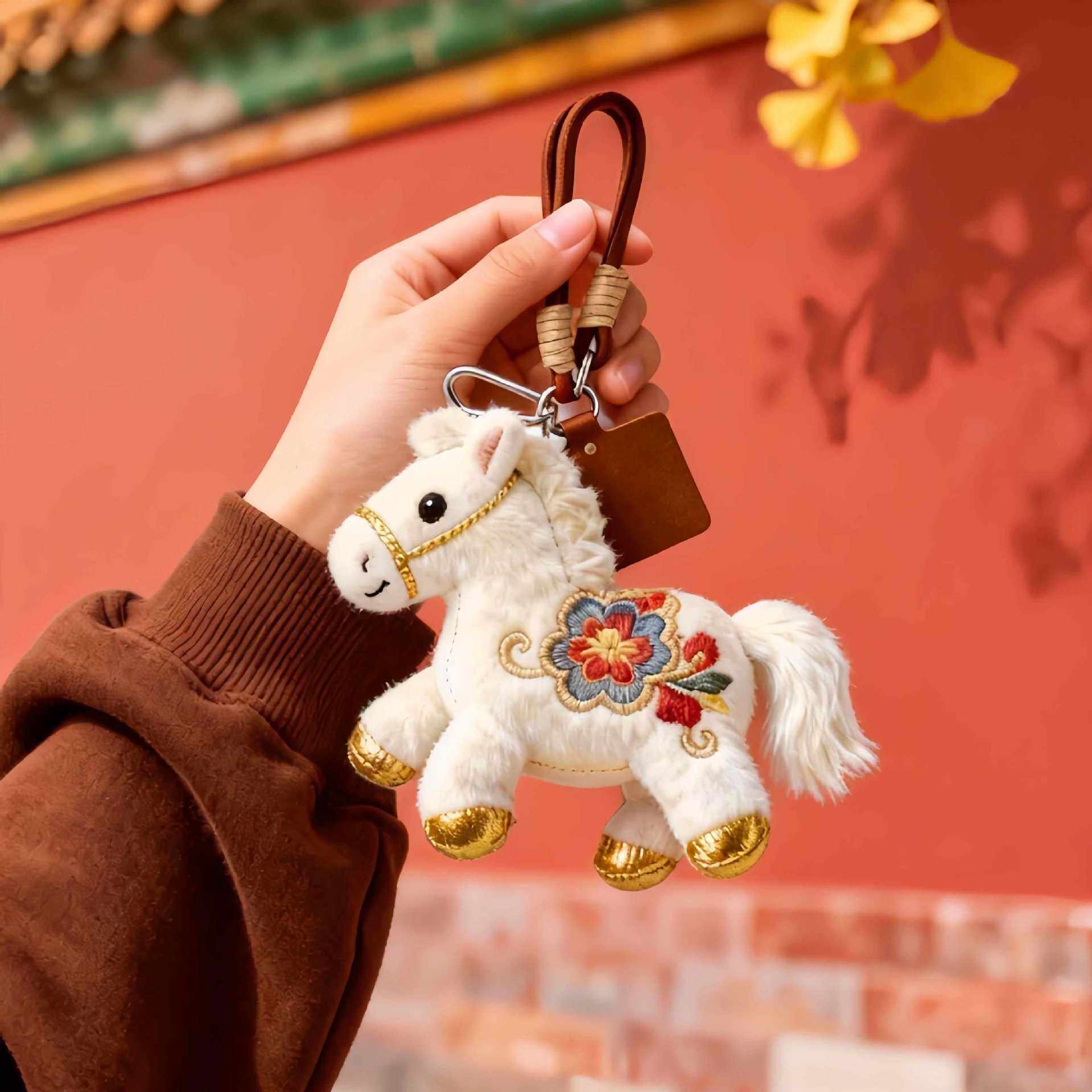 如何选择一款百搭且适合马年的可爱小马公仔挂件?