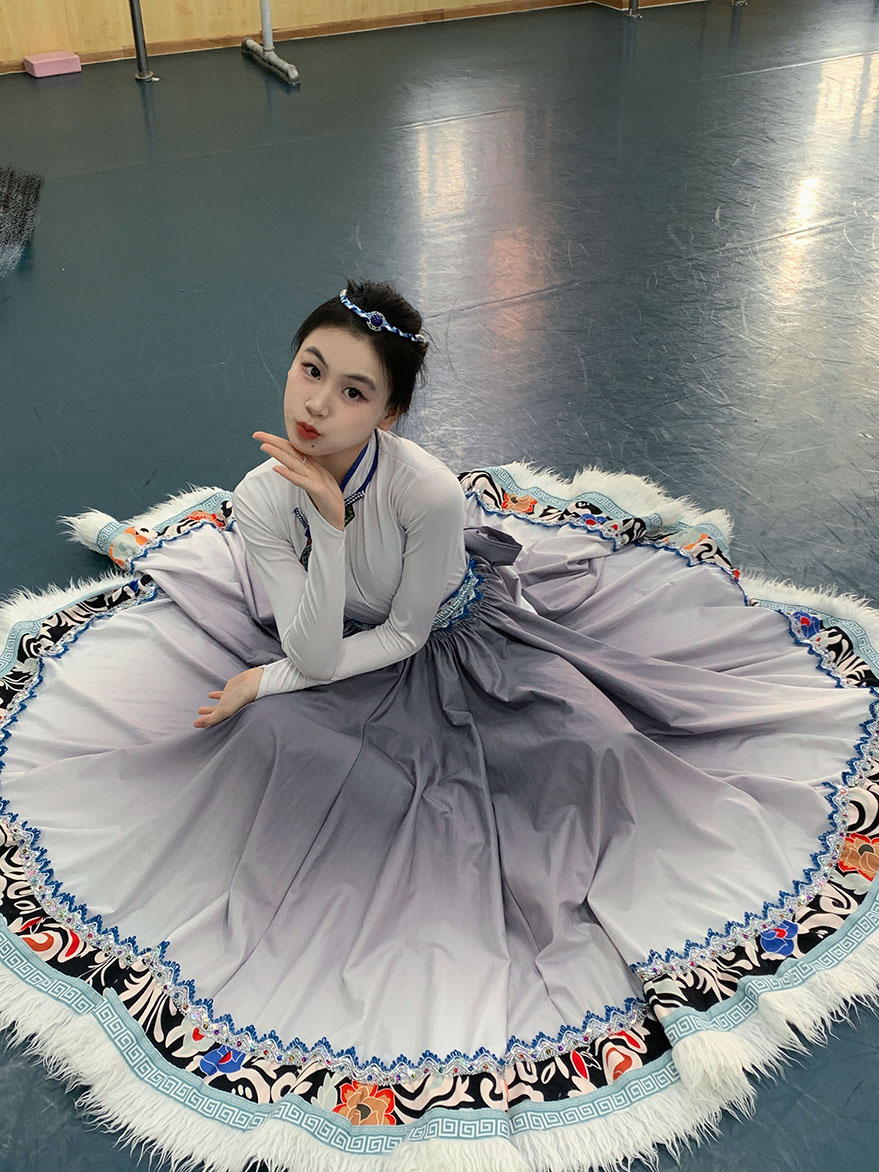 藏族舞蹈服装：女练功服的艺术盛宴，如何挑选你的民族民间演出服？