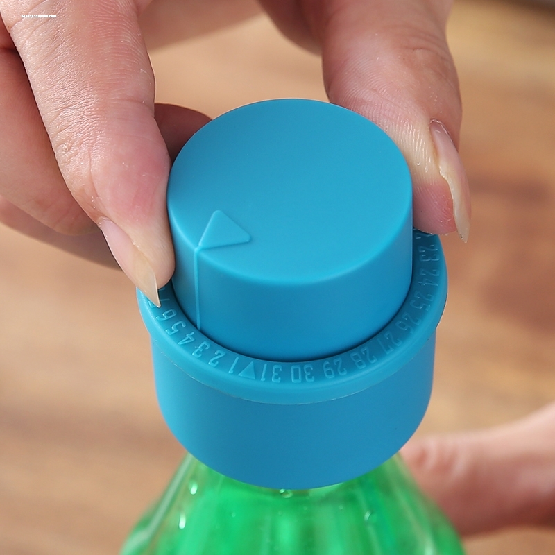 壁挂式手拉易拉罐压罐器：厨房神器，轻松搞定饮料瓶回收难题！